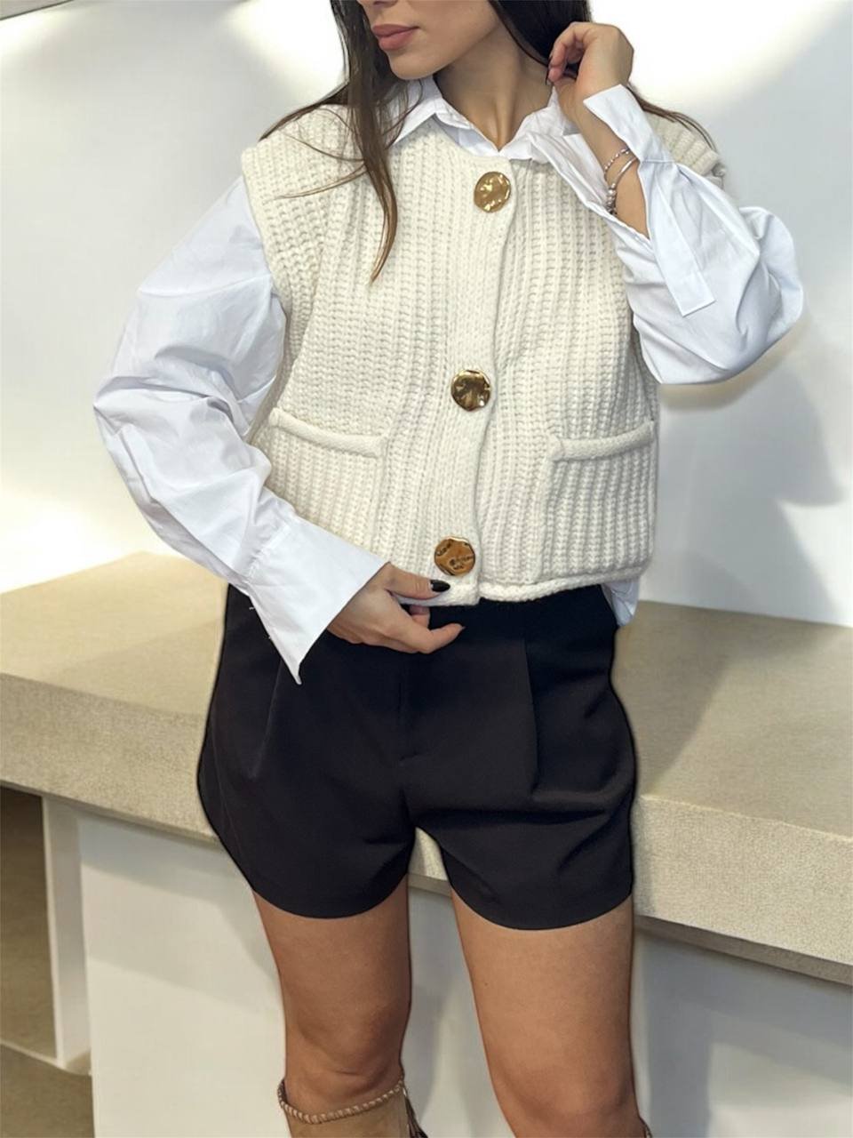 Chic Knit Vest with Gold Details Λευκό - Image 2