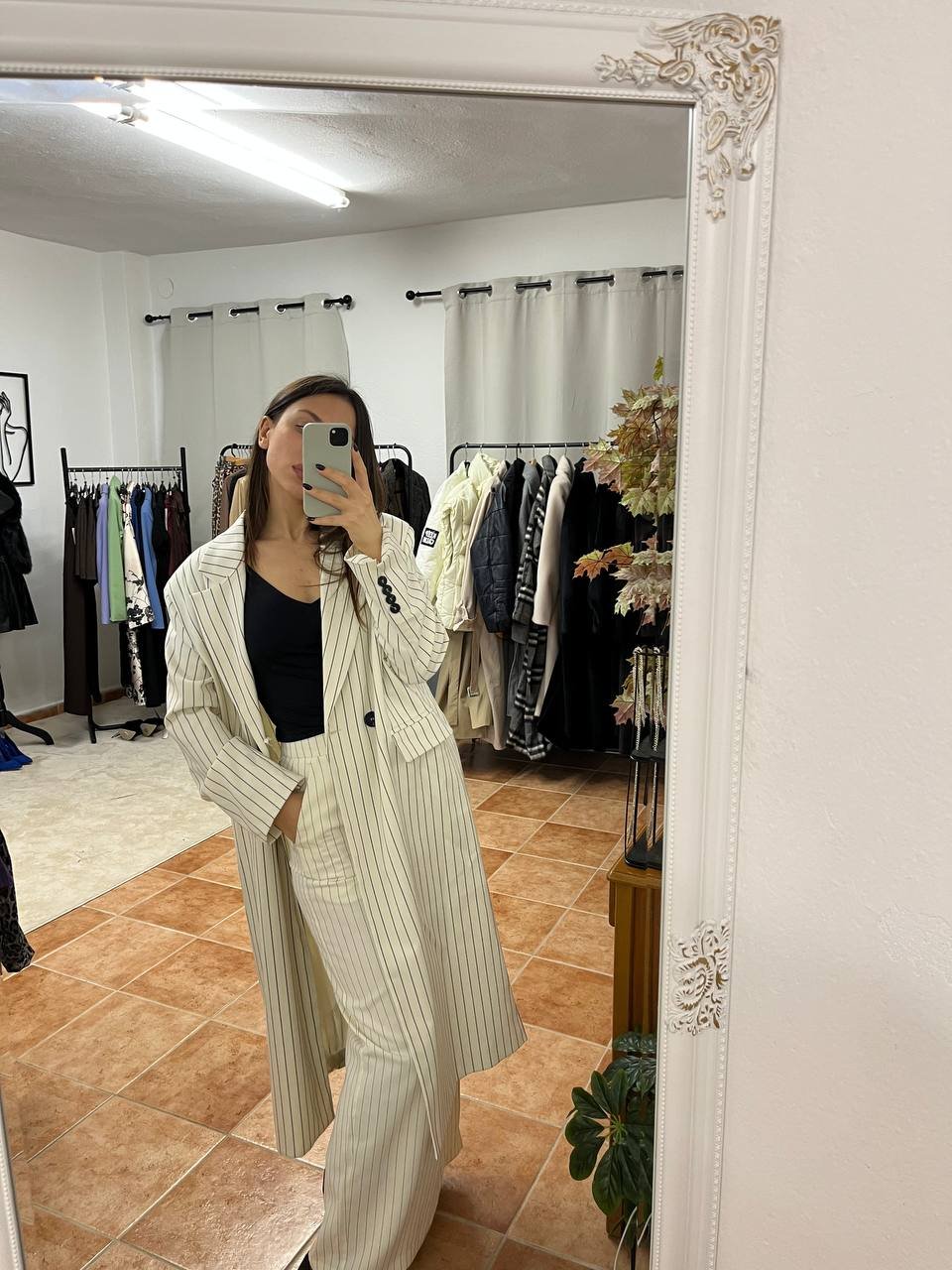 Ριγέ Μάξι Φούστα Λευκή με Μαύρη Ψιλή Ρίγα – Ίσια Γραμμή & Εφαρμοστή - Image 3