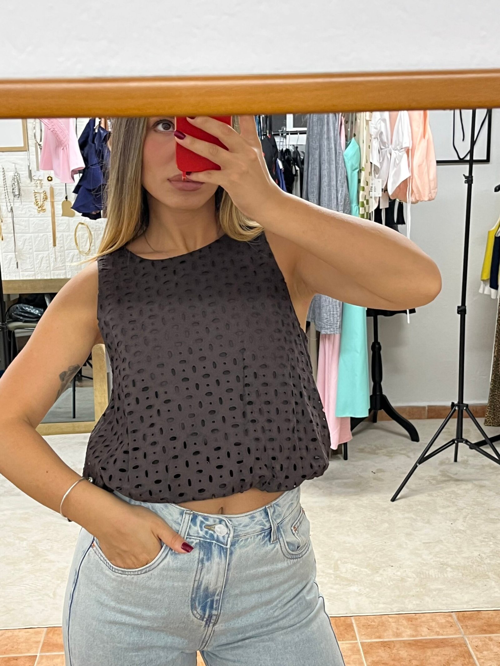 Dot Mocha – Καφέ Κροπ Τοπ με Κεντητές Τρύπες - Image 4