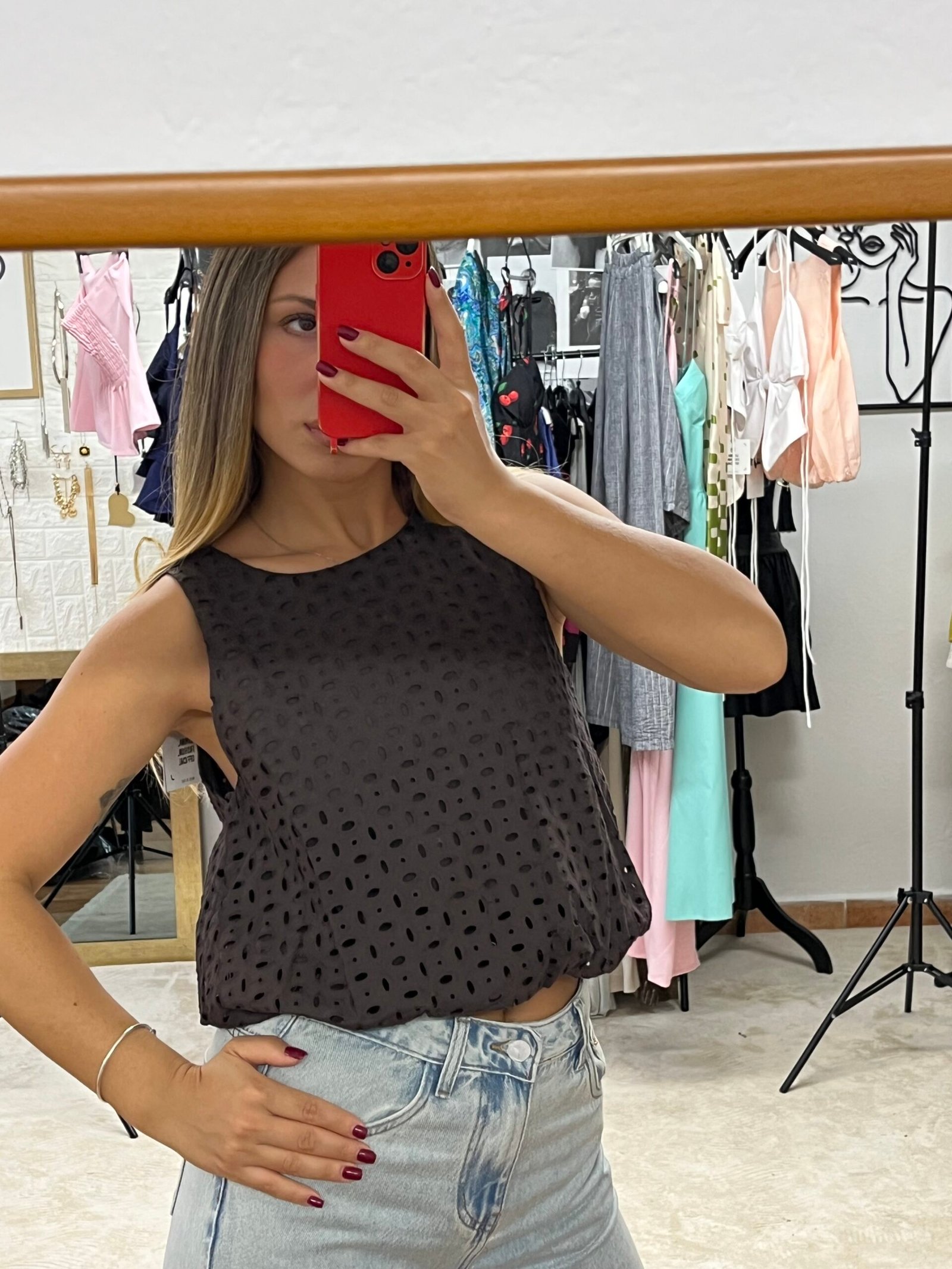 Dot Mocha – Καφέ Κροπ Τοπ με Κεντητές Τρύπες - Image 2