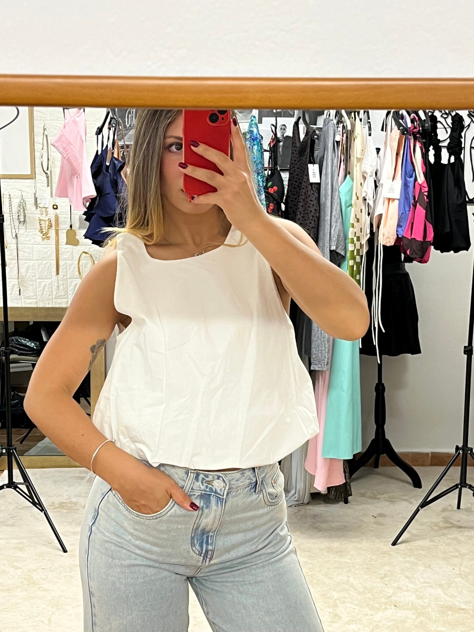 Urban Pure – Λευκό Crop Top με Λάστιχο & Minimal Γραμμή - Image 5