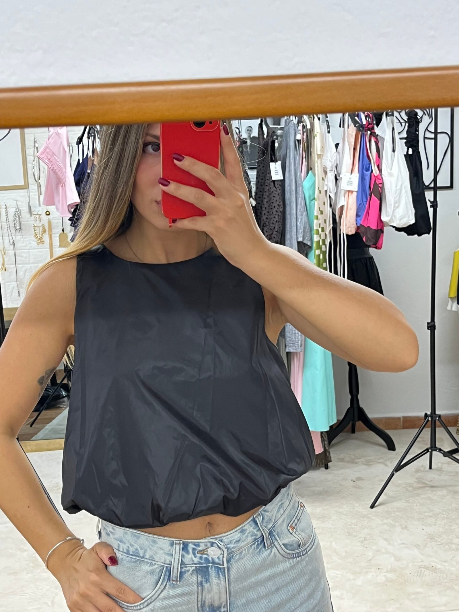 Urban Gloss – Μαύρο Crop Top με Εφέ Σατινέ & Λάστιχο - Image 4