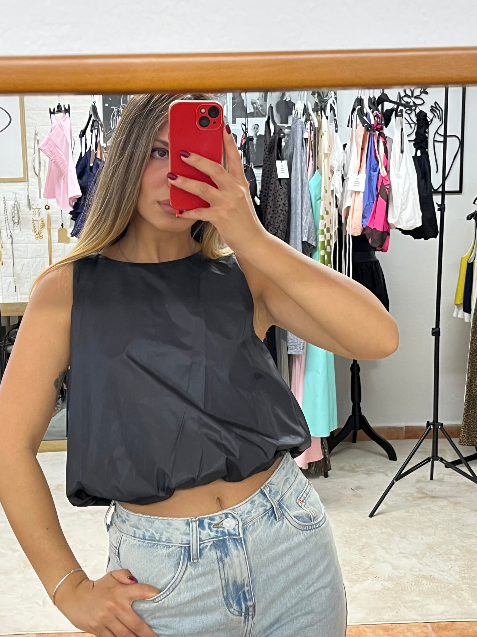 Urban Gloss – Μαύρο Crop Top με Εφέ Σατινέ & Λάστιχο