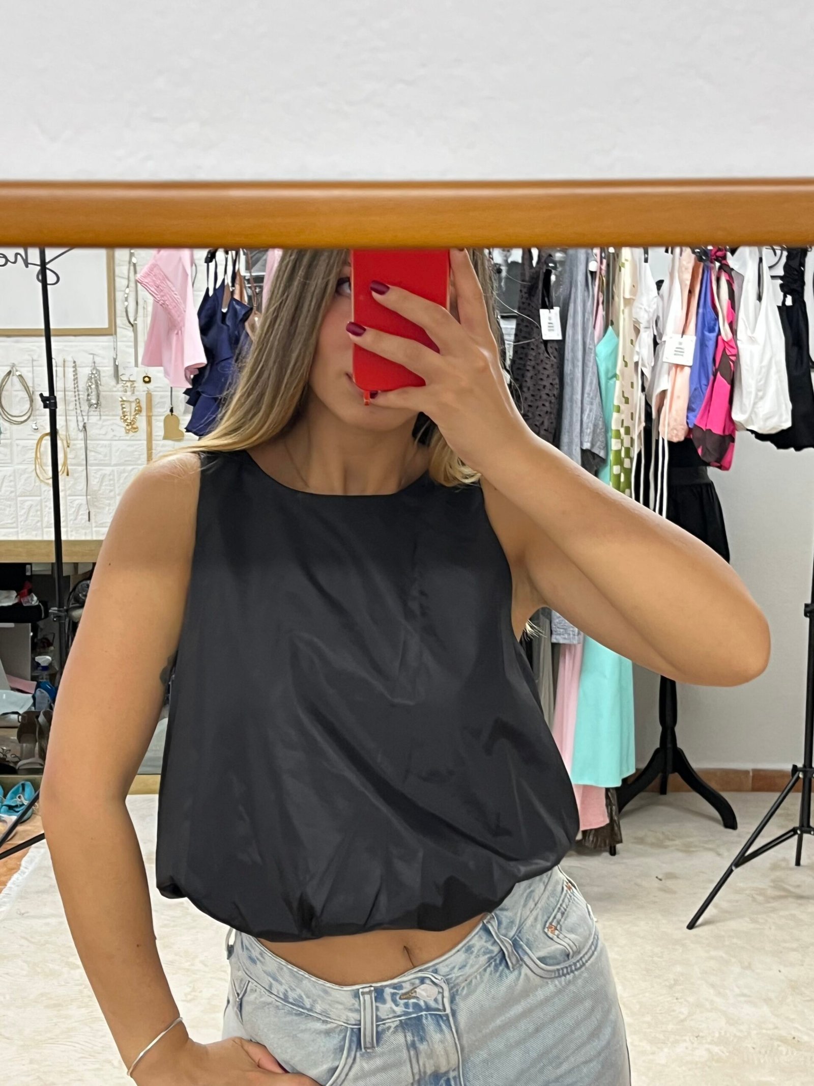 Urban Gloss – Μαύρο Crop Top με Εφέ Σατινέ & Λάστιχο - Image 2