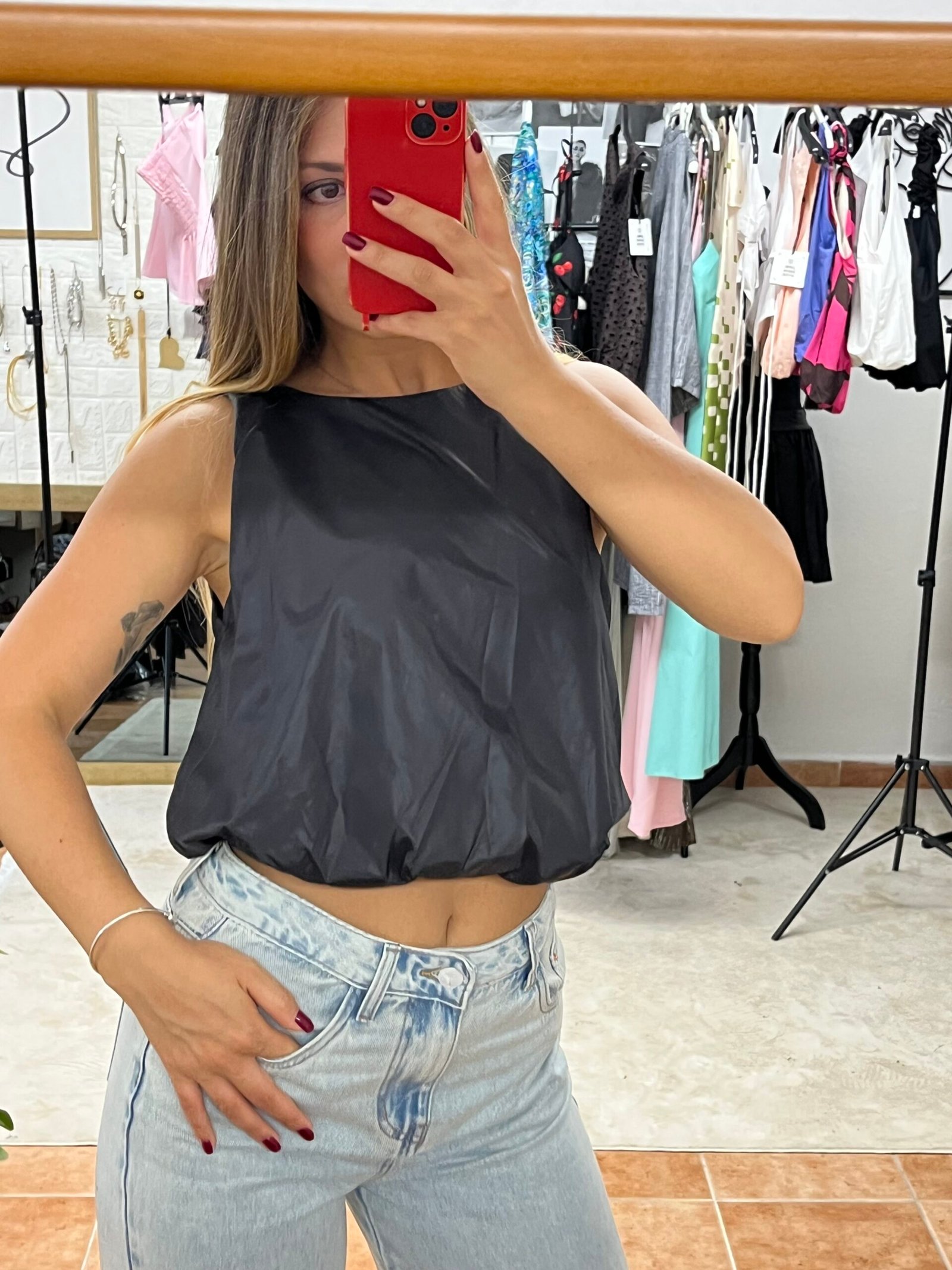 Urban Gloss – Μαύρο Crop Top με Εφέ Σατινέ & Λάστιχο - Image 3