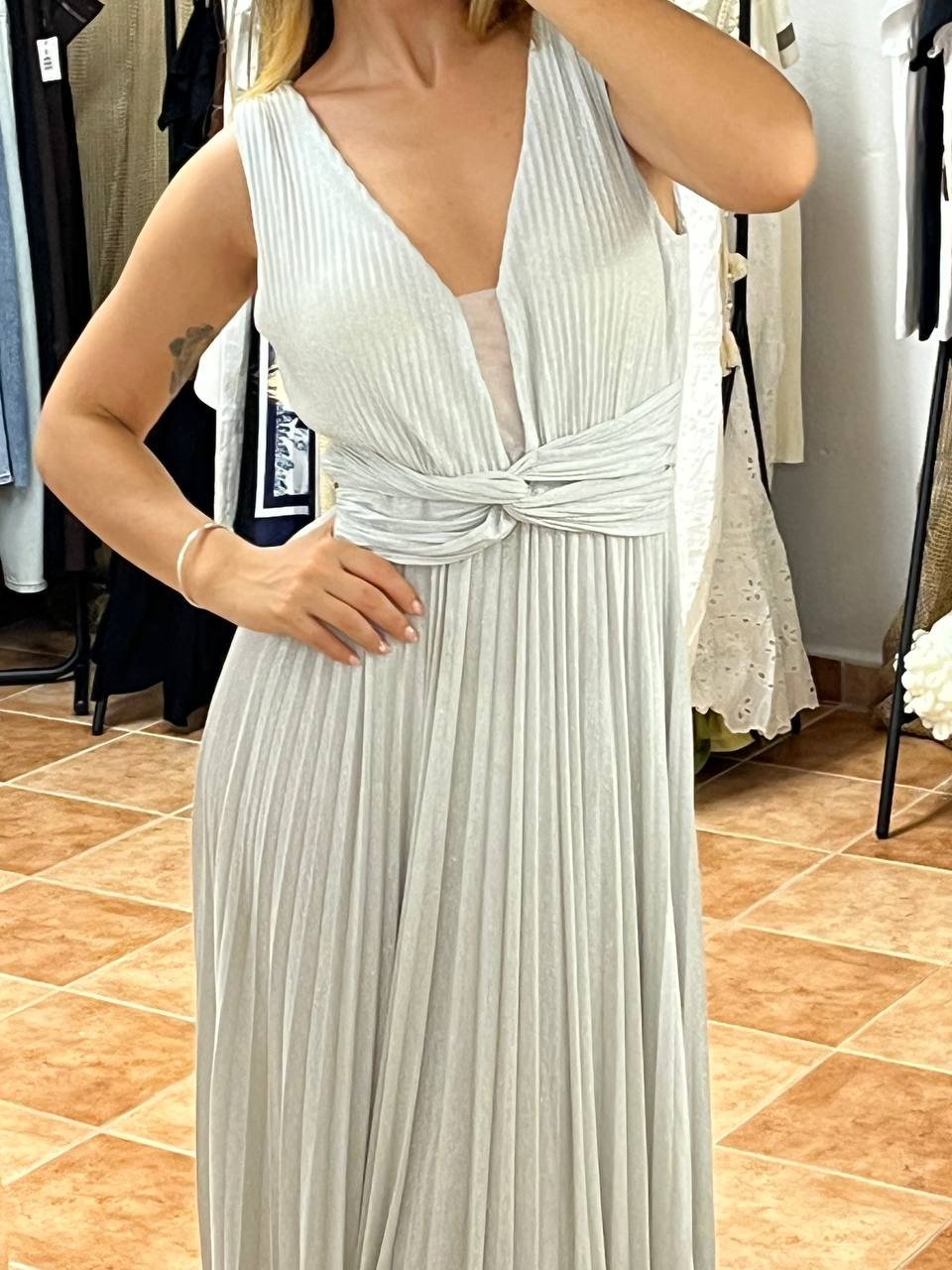 Ασημί Φόρεμα του Πάγου με Πλισέ Υφή και Cups στο Μπούστο - Image 2