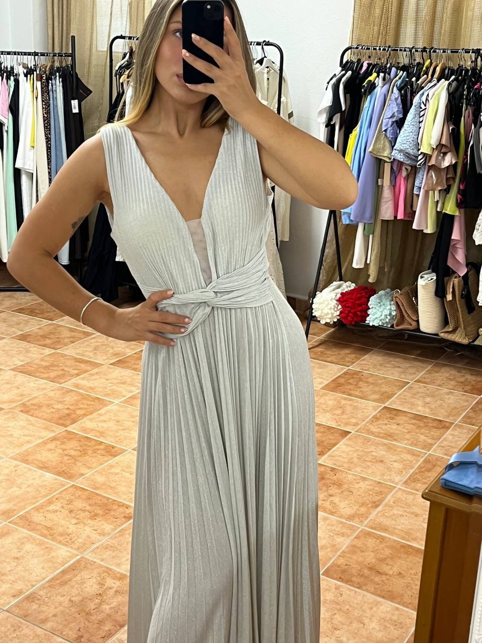 Ασημί Φόρεμα του Πάγου με Πλισέ Υφή και Cups στο Μπούστο - Image 3