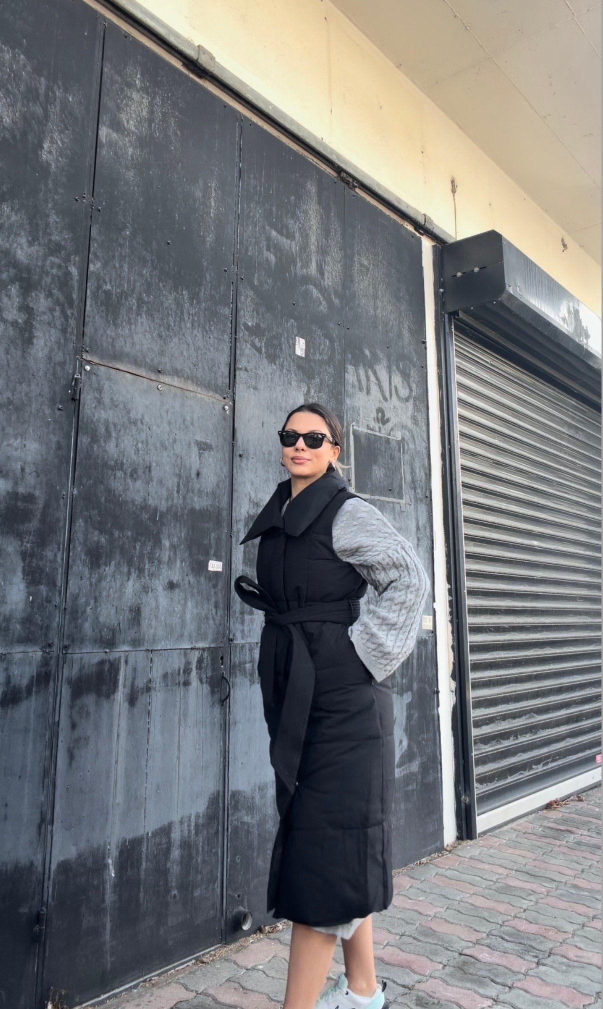 Μαύρο αμάνικο μπουφάν με ζώνη - Image 3