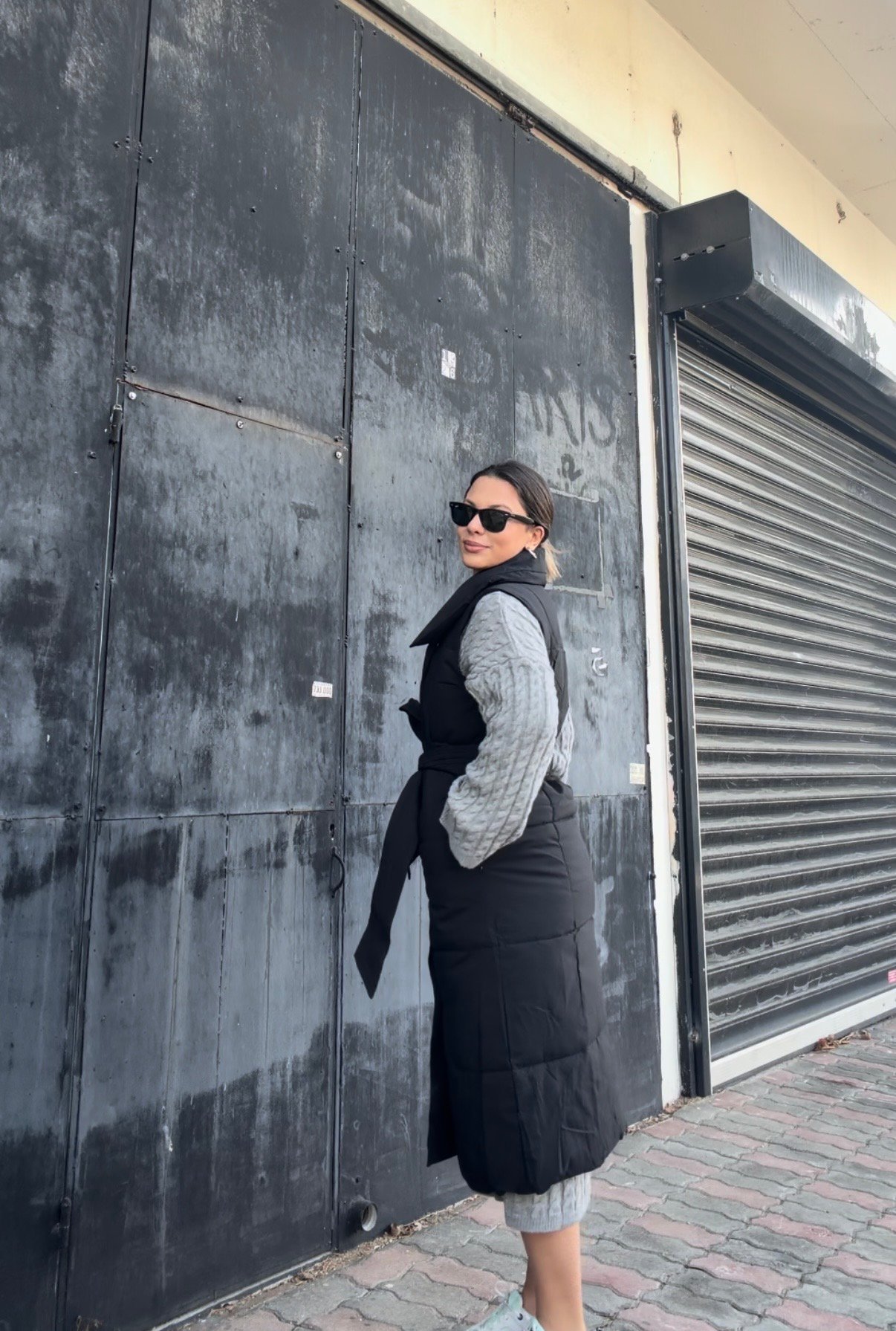 Μαύρο αμάνικο μπουφάν με ζώνη