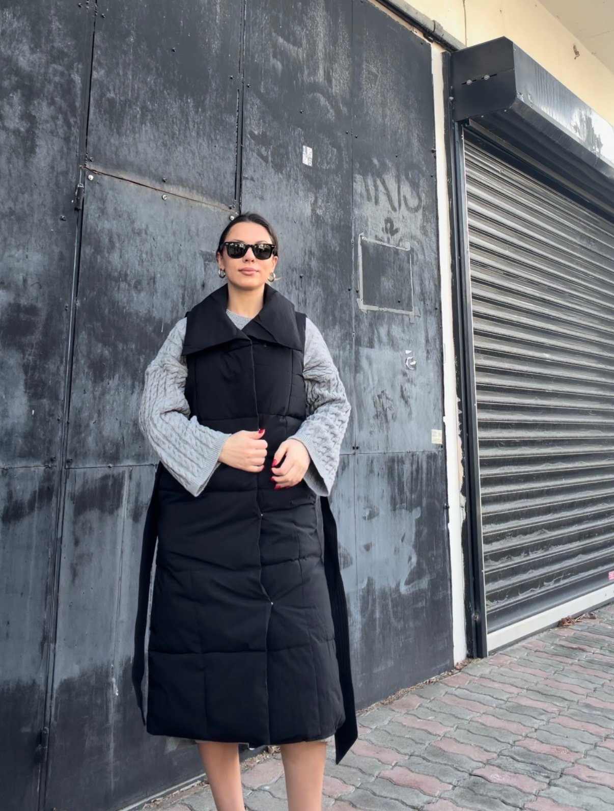 Μαύρο αμάνικο μπουφάν με ζώνη - Image 2