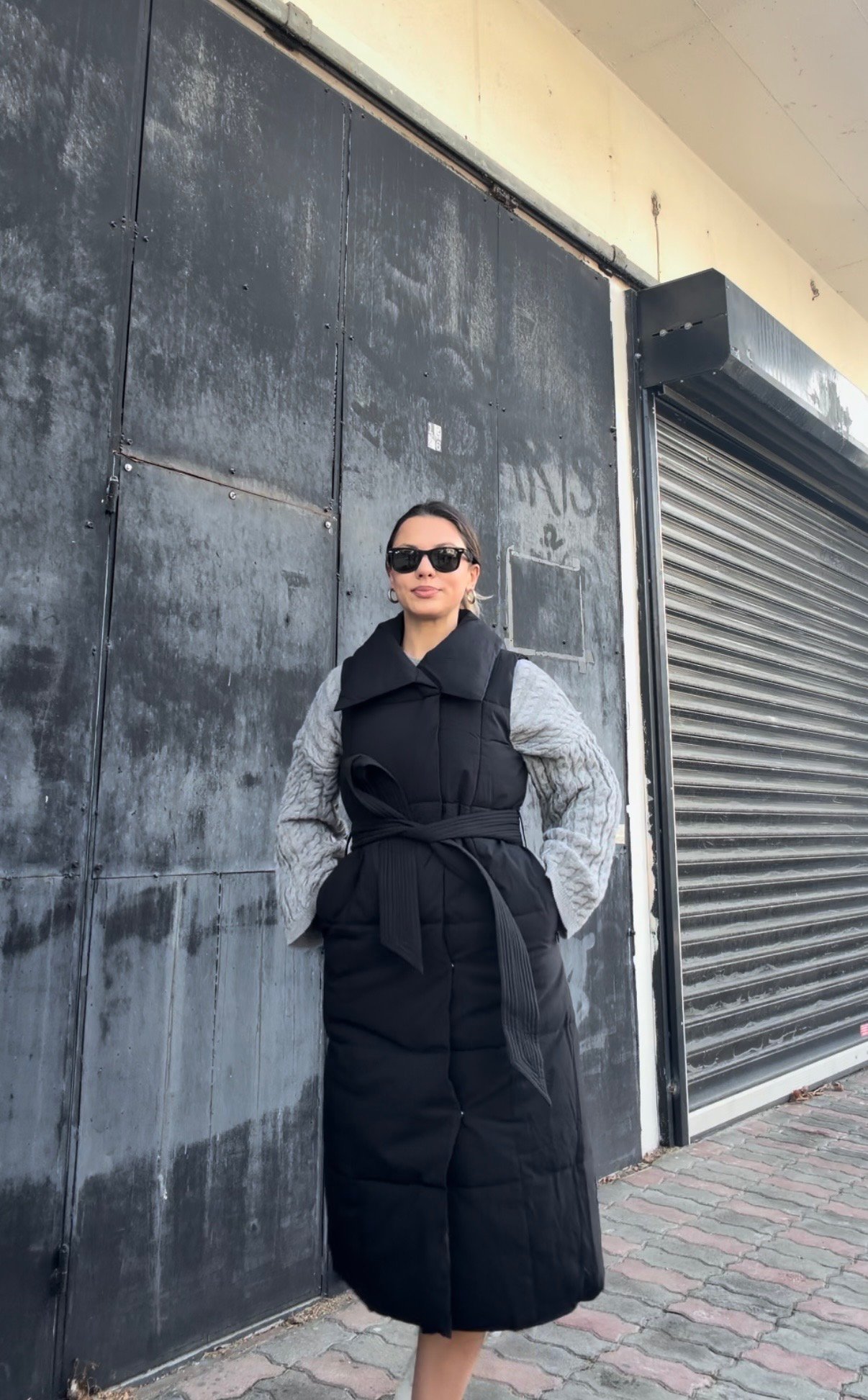 Μαύρο αμάνικο μπουφάν με ζώνη - Image 4